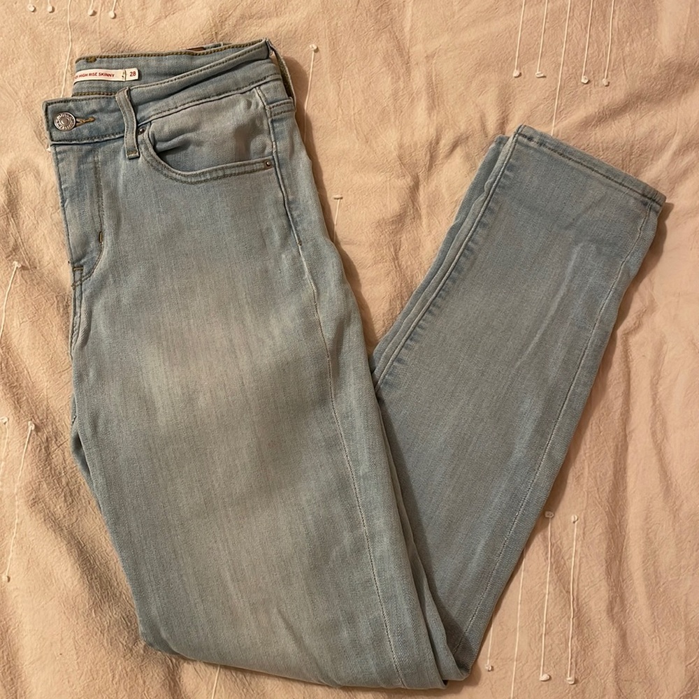 Light wash Levi’s 721 high rise skinny jeans